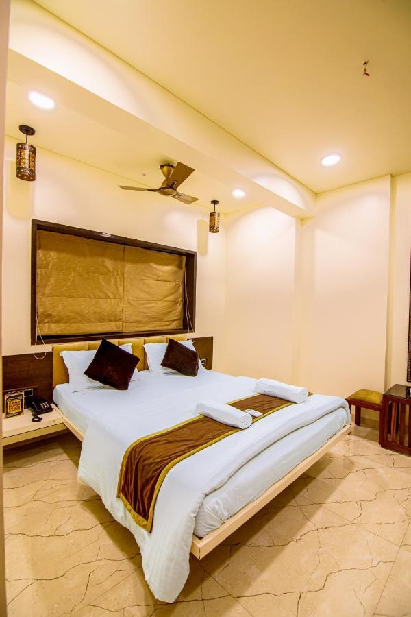 מומביי La Hotel Metro Near Bkc מראה חיצוני תמונה