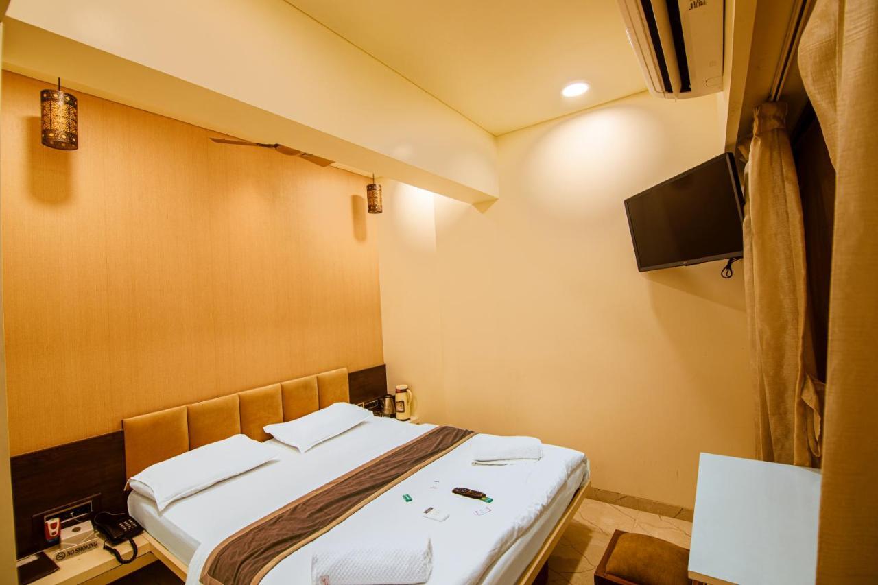 מומביי La Hotel Metro Near Bkc מראה חיצוני תמונה