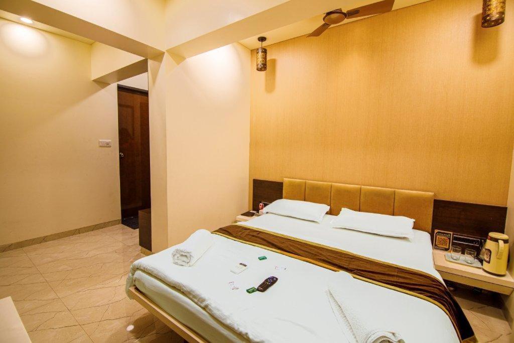 מומביי La Hotel Metro Near Bkc מראה חיצוני תמונה