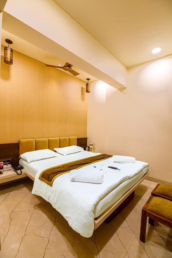 מומביי La Hotel Metro Near Bkc מראה חיצוני תמונה