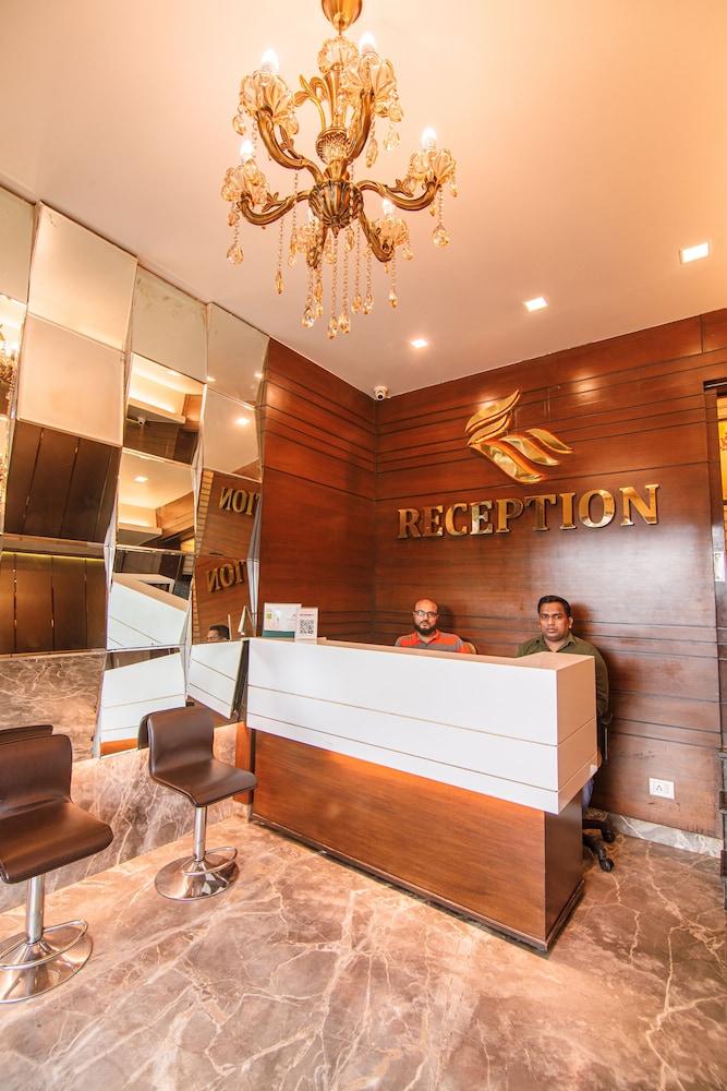 מומביי La Hotel Metro Near Bkc מראה חיצוני תמונה