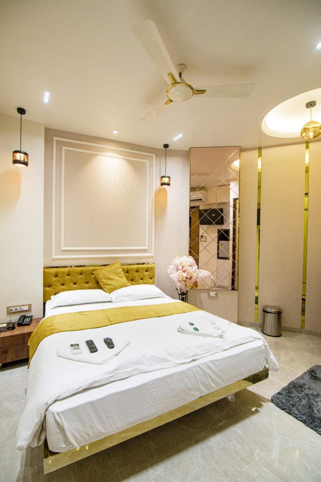 מומביי La Hotel Metro Near Bkc מראה חיצוני תמונה