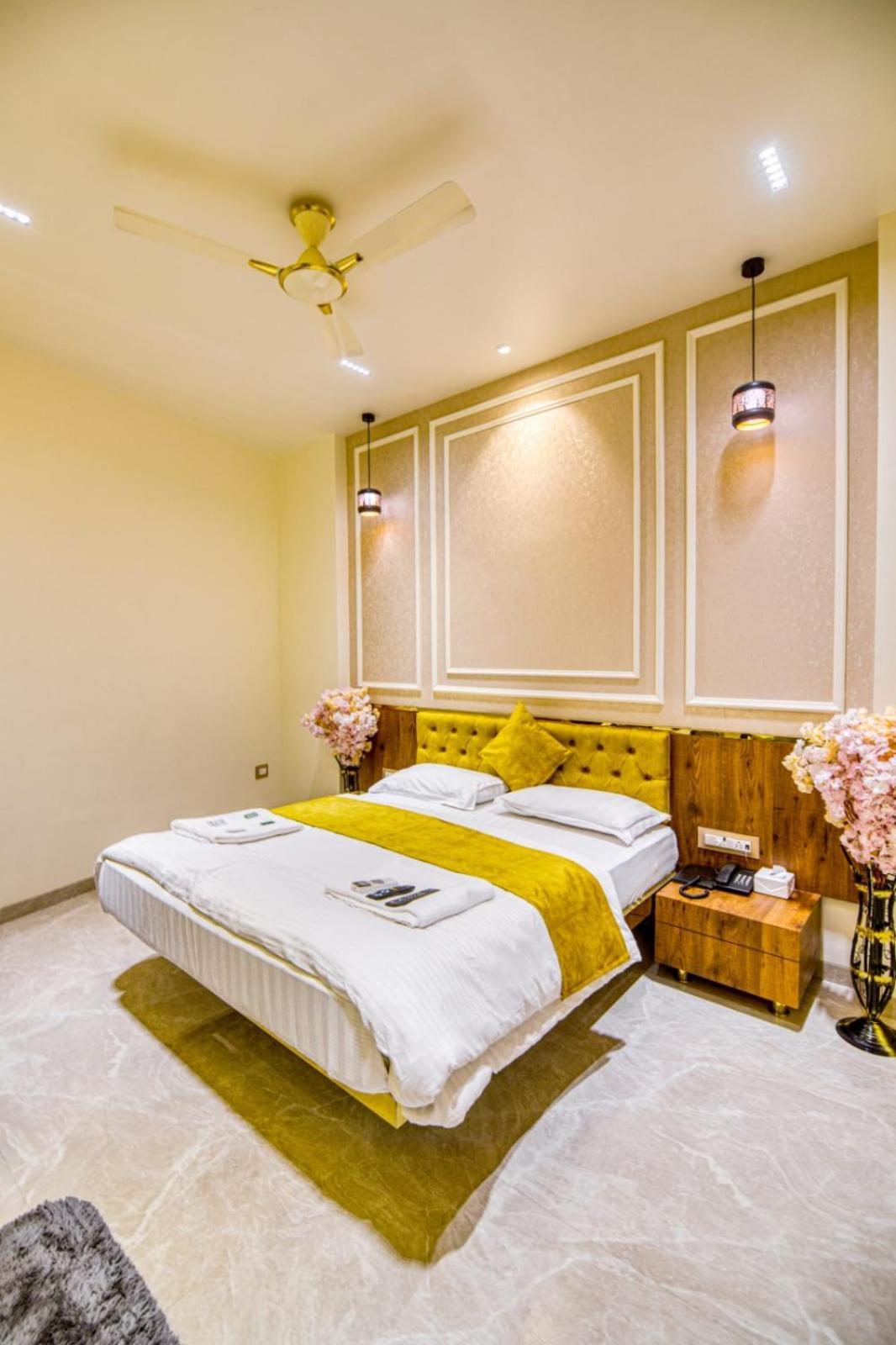 מומביי La Hotel Metro Near Bkc מראה חיצוני תמונה