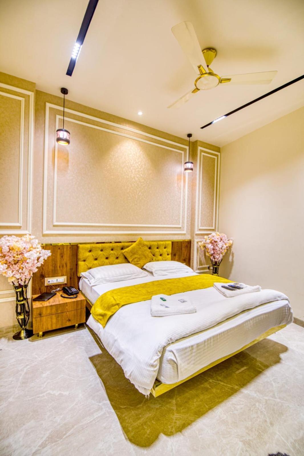 מומביי La Hotel Metro Near Bkc מראה חיצוני תמונה