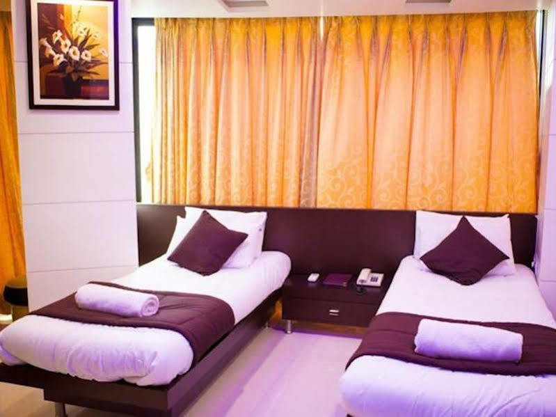 מומביי La Hotel Metro Near Bkc מראה חיצוני תמונה