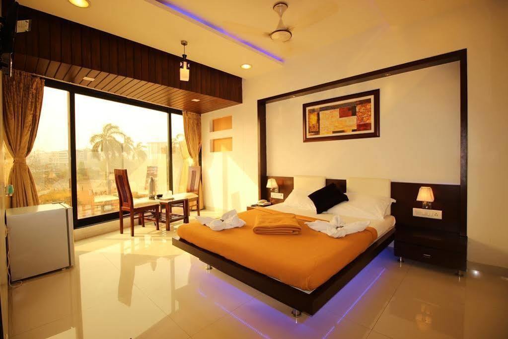 מומביי La Hotel Metro Near Bkc מראה חיצוני תמונה