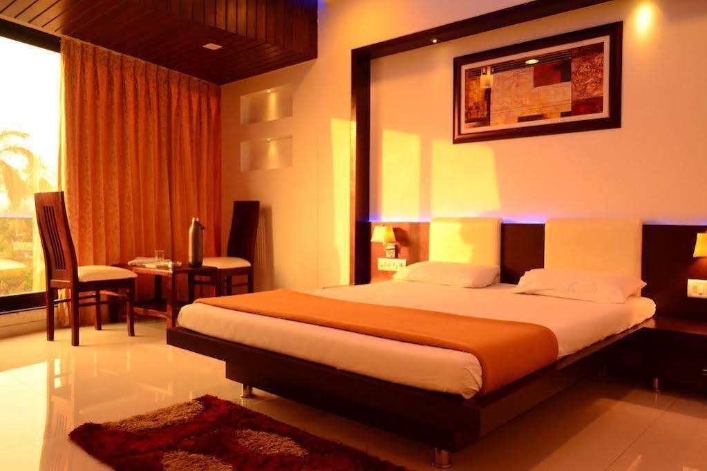מומביי La Hotel Metro Near Bkc מראה חיצוני תמונה