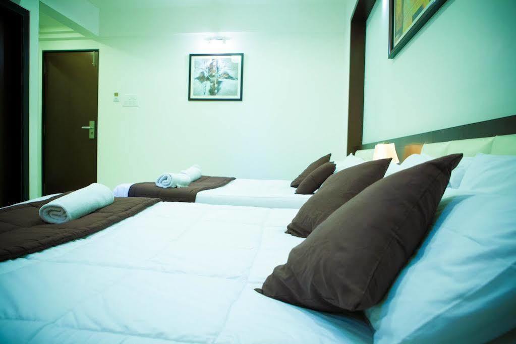 מומביי La Hotel Metro Near Bkc מראה חיצוני תמונה