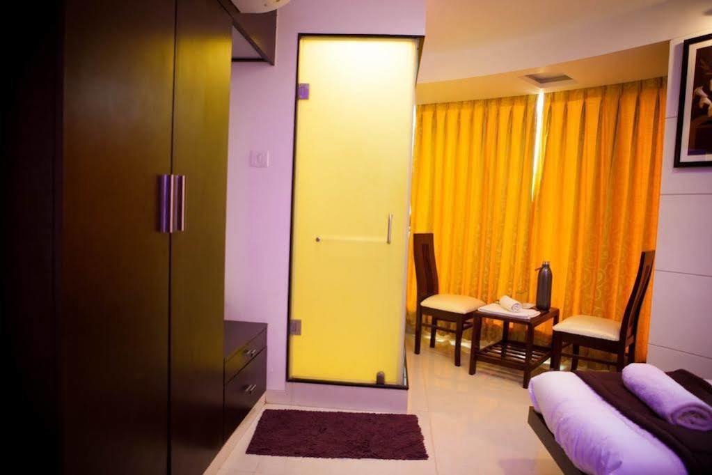 מומביי La Hotel Metro Near Bkc מראה חיצוני תמונה
